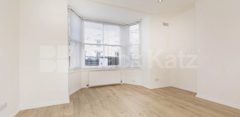 Spacious one bed with garden mins to tube and shops Alexander Road, Archway